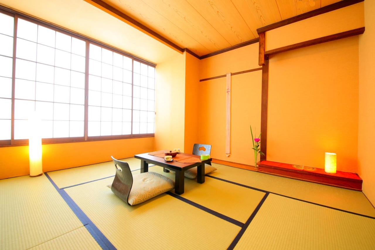 Japanisch eingerichtetes Zweibettzimmer mit Gemeinschaftsbad.