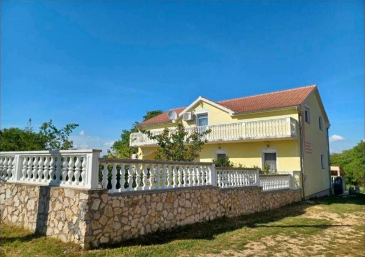 Schönes Ferienhaus mit Pool - Ferienwohnung Biograd na Moru
