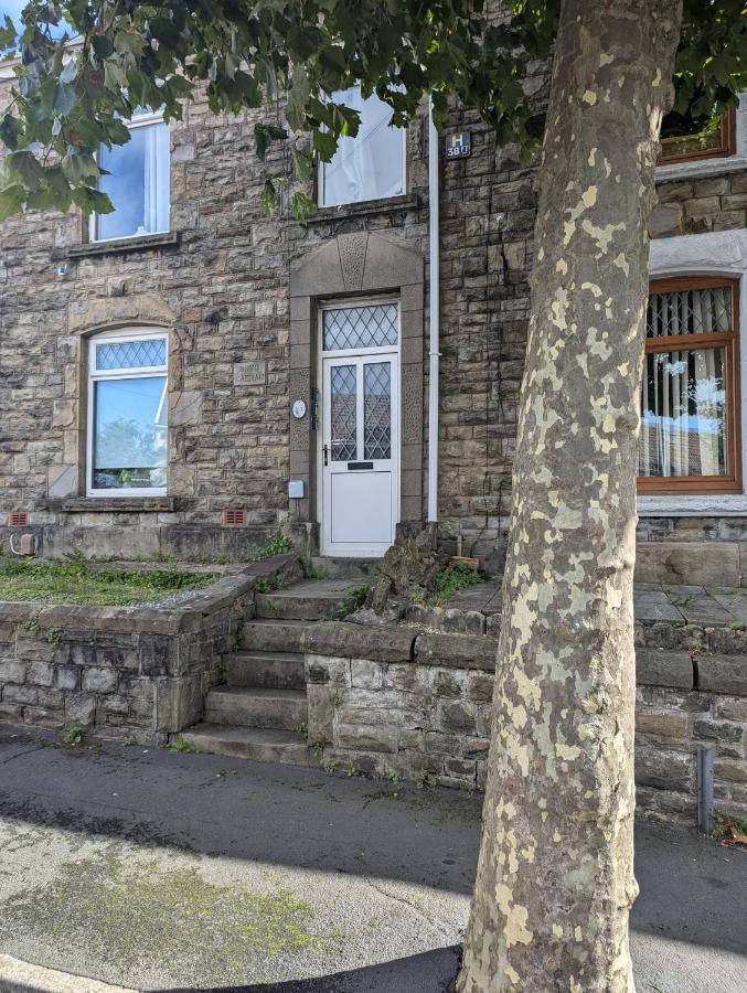 R1 - Bright Quiet Double - Ideal for Students, Work, Tourists - City Access, WIFI, Free Parking - Self Catering - B&B