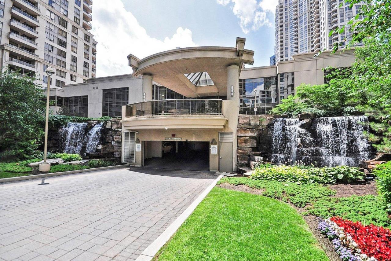 Amazing 2BR & 2BTH - Near Square One Mall - Bed and Breakfast