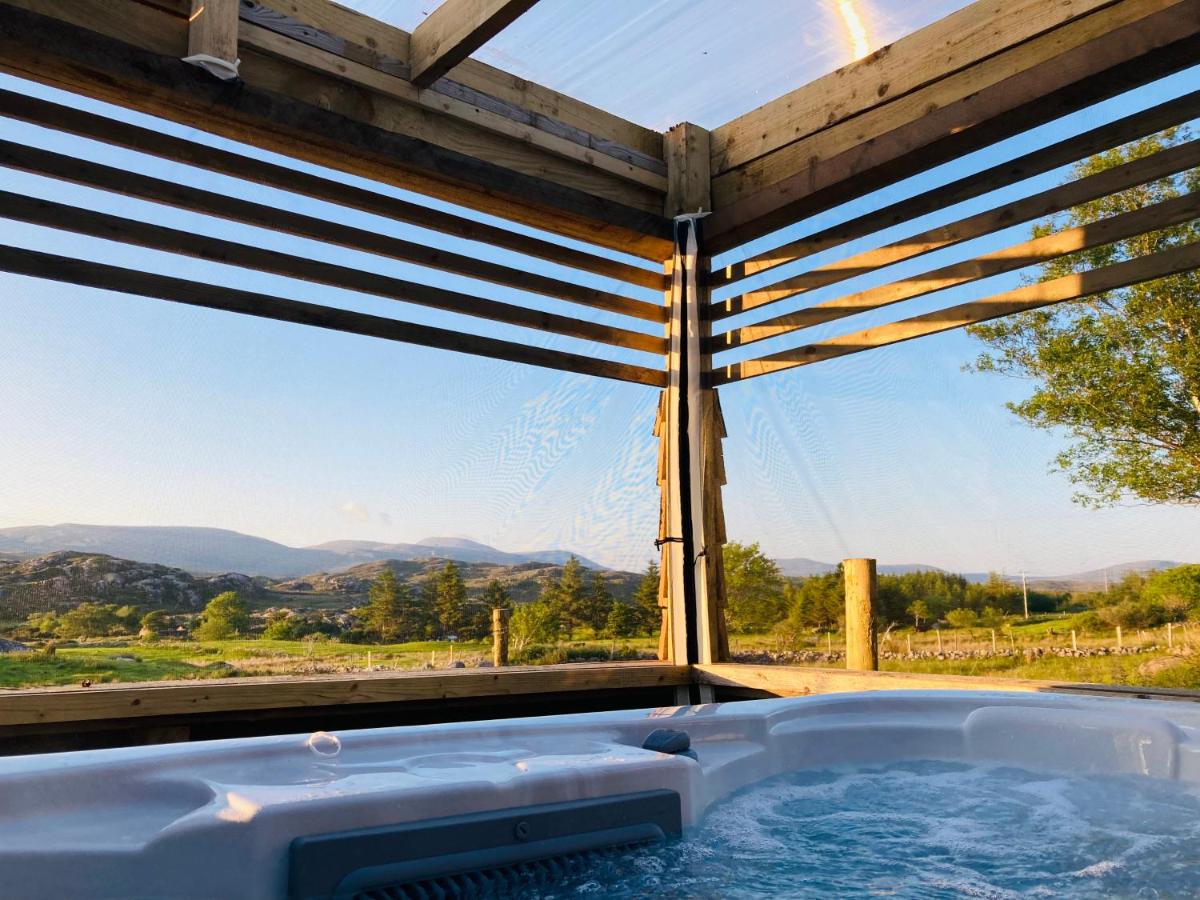 Beautiful Donegal Thatched Adderwal Cottage with Hot Tub - B&B Doochary
