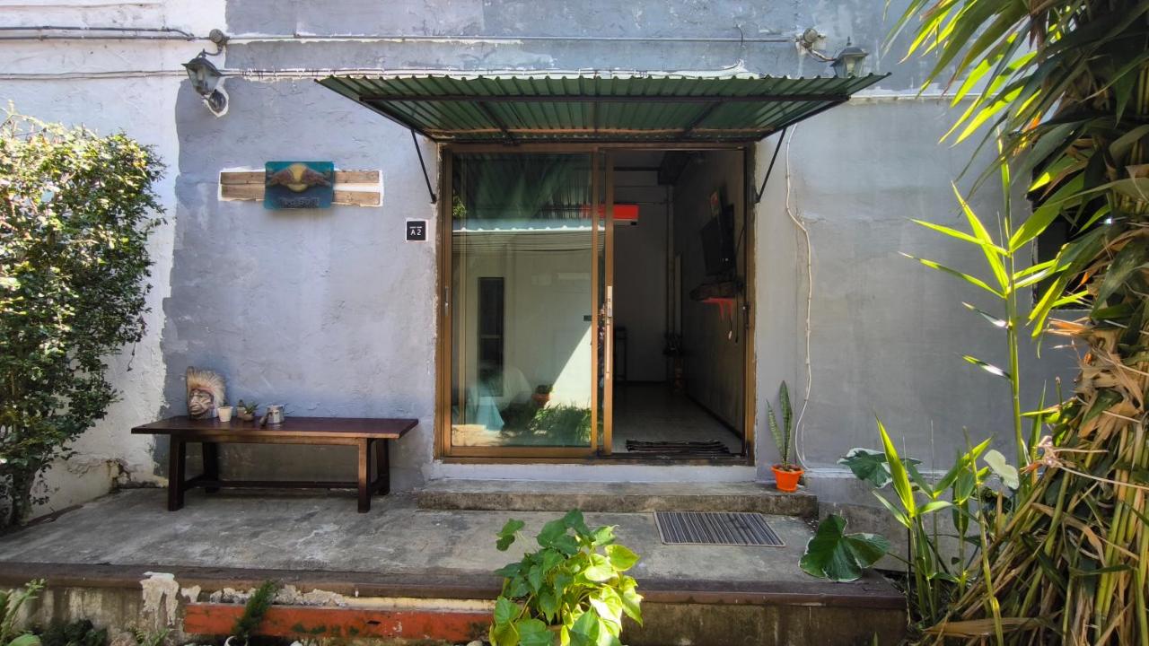 Habitación con cama grande y vistas al jardín