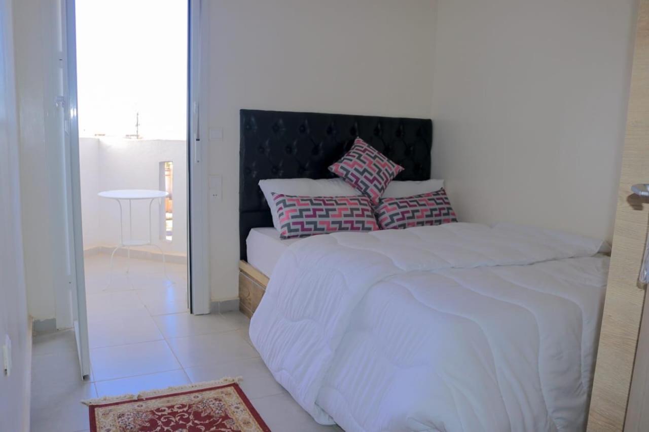 Superbe Appartement vue panoramique sur mer Avec Climatisation ! Idéal pour Familles ! à 5 minutes à Pied de la Plage ! à environ 6 minutes en voiture du Centre d'Agadir et à 10 minutes en voiture de Taghazout ! - Bed and Breakfast Agadir