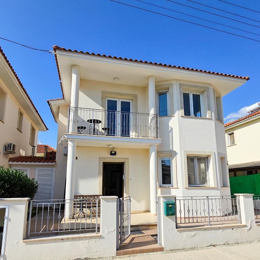 Townbeach Villa with Private Pool - B&B Voróklini