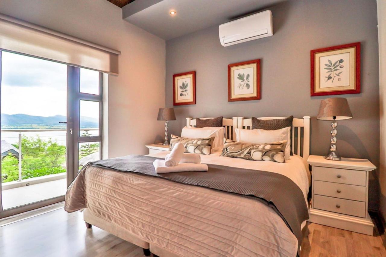 Habitación con cama extragrande y balcón