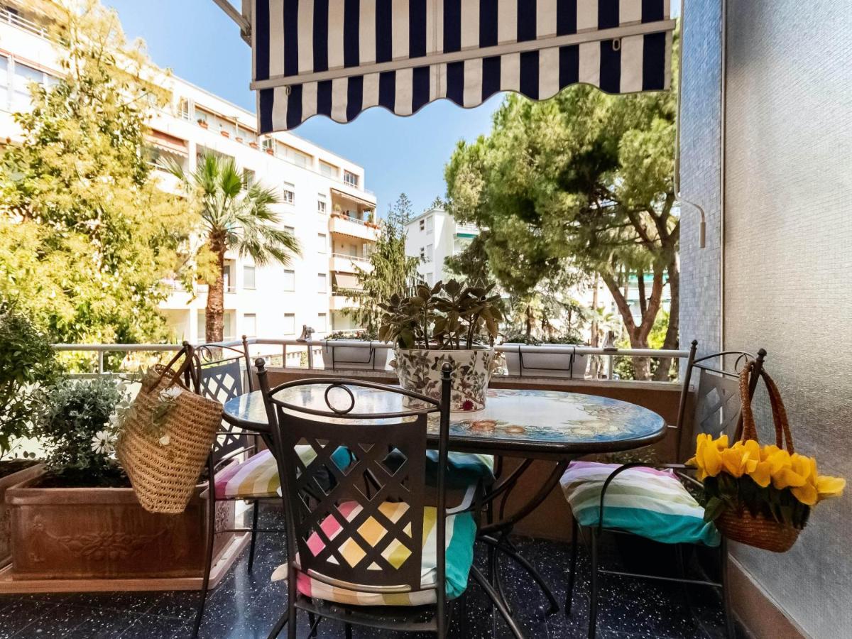 100mq Deluxe Apt - Walk to Beach - Private Parking - B&B