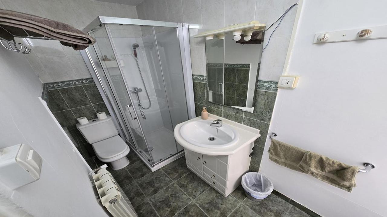 Habitación con cama grande y balcón
