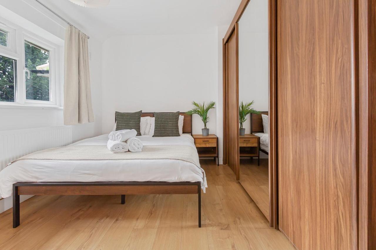 Heathrow 3BDR Home with Free Parking - Ferienwohnung Cranford