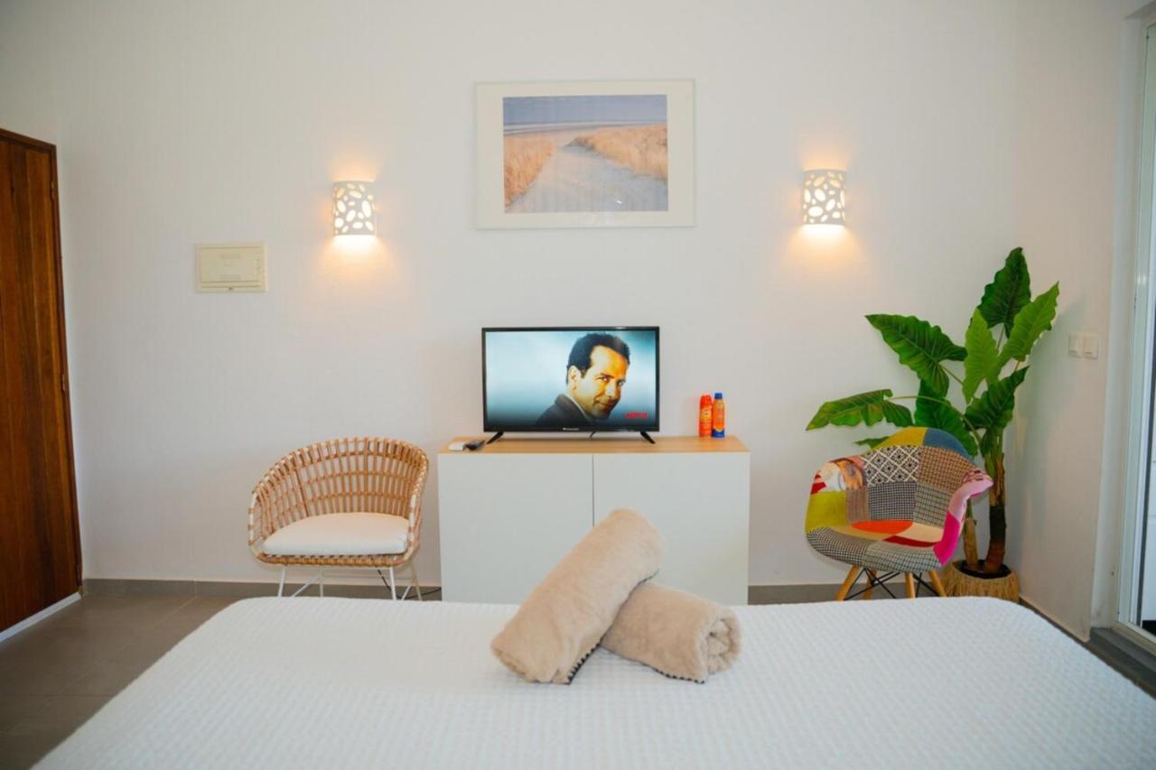 Charming studio with pool and a view - Bed and Breakfast