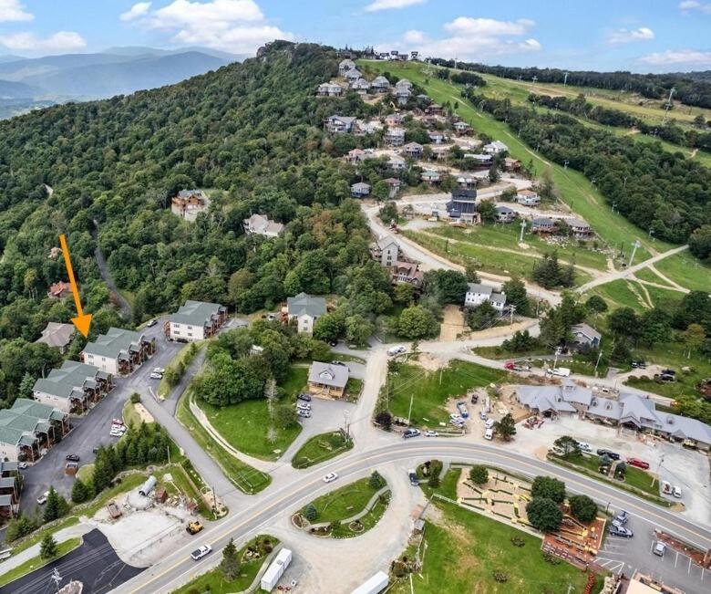 Two-Bedroom Apartment with Mountain View