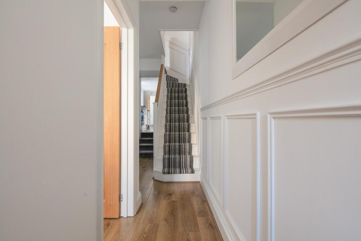 Spacious 3 Bedroom Home with PS5 and Pool Table Near O2 Arena Canary Wharf and Elizabeth Line to Central London - B&B
