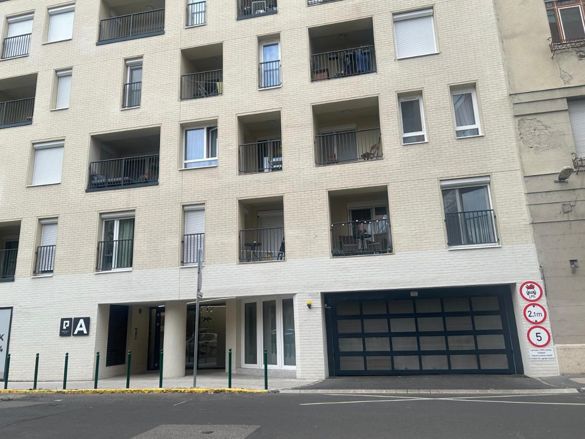 Downtown 2 bedrooms nearby Duna river Balcony-Garage 10 euro per day - B&B Budapest