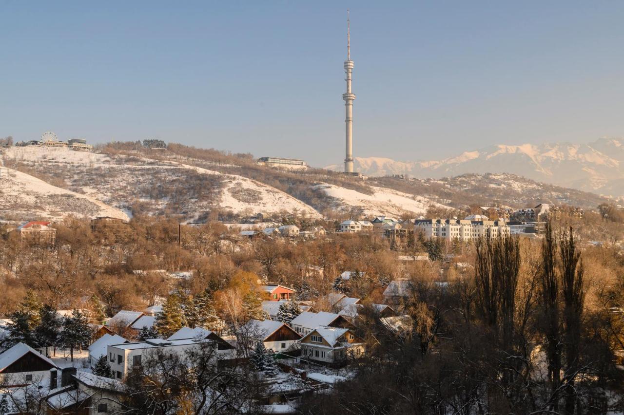 Mountain view on Dostyk Plaza - Ferienwohnung Almaty