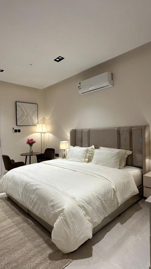 Separate Entrance Apartment Near Boulevard - B&B