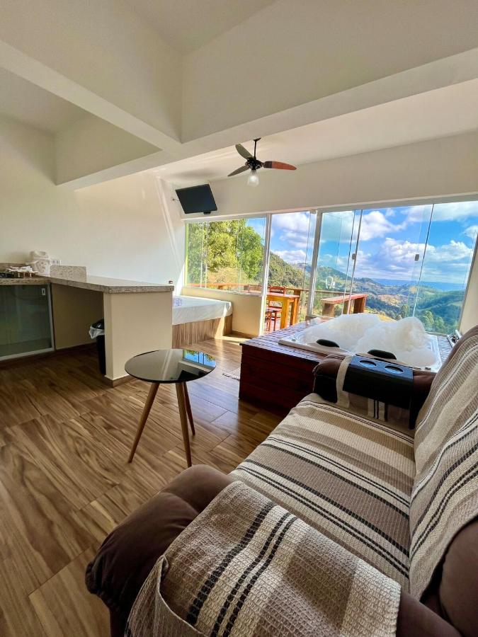Chalé Mirante Da Colina 9, com hidromassagem privativa, café da manhã e piscina - B&B
