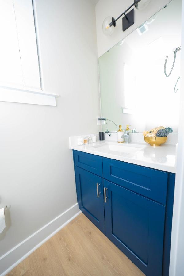 Cozy Downtown Retreat, Sleeps 8, Qbeds, Near Bojangles Coliseum - B&B