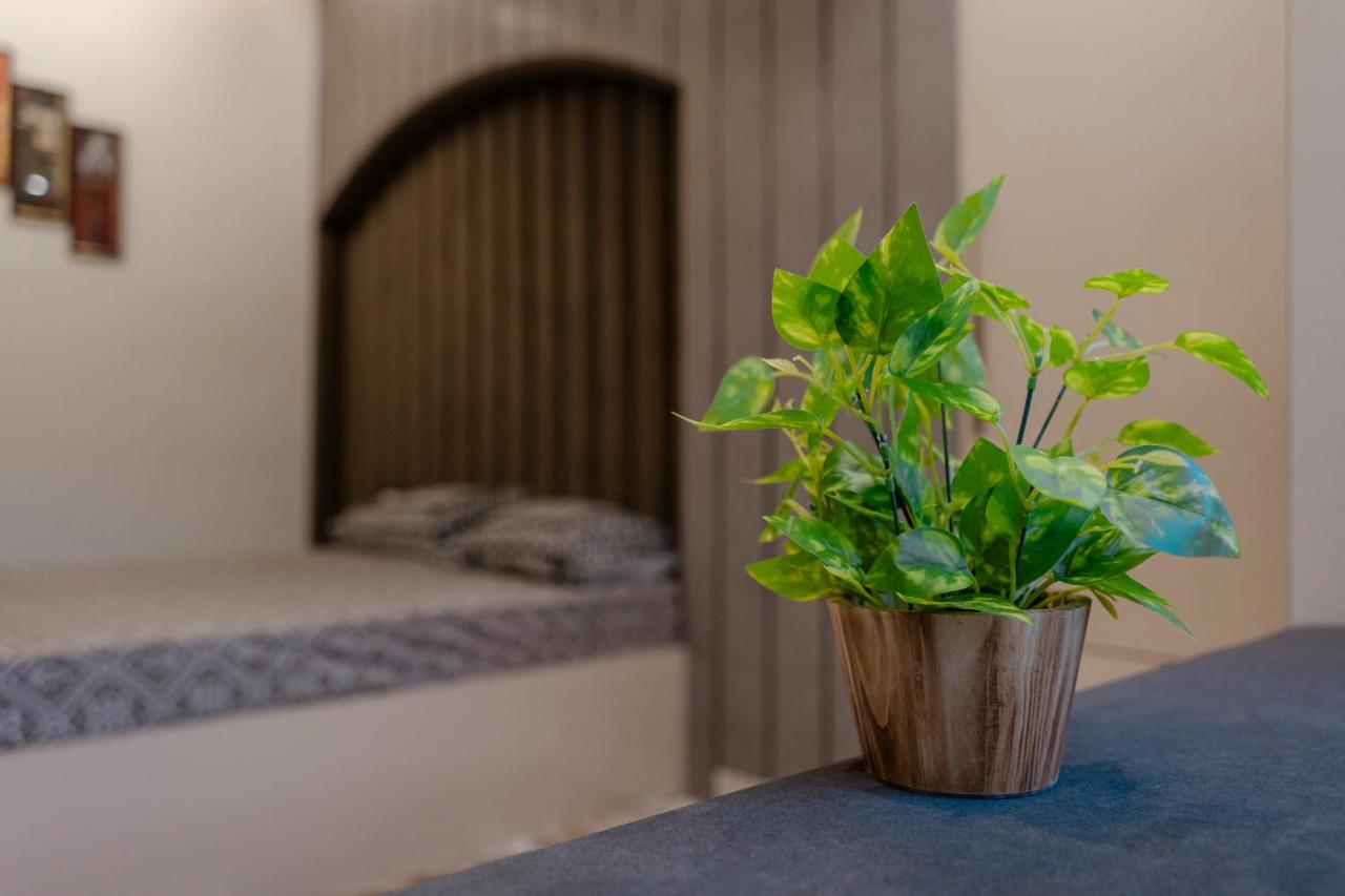 Zimmer mit Kingsize-Bett und Seeblick