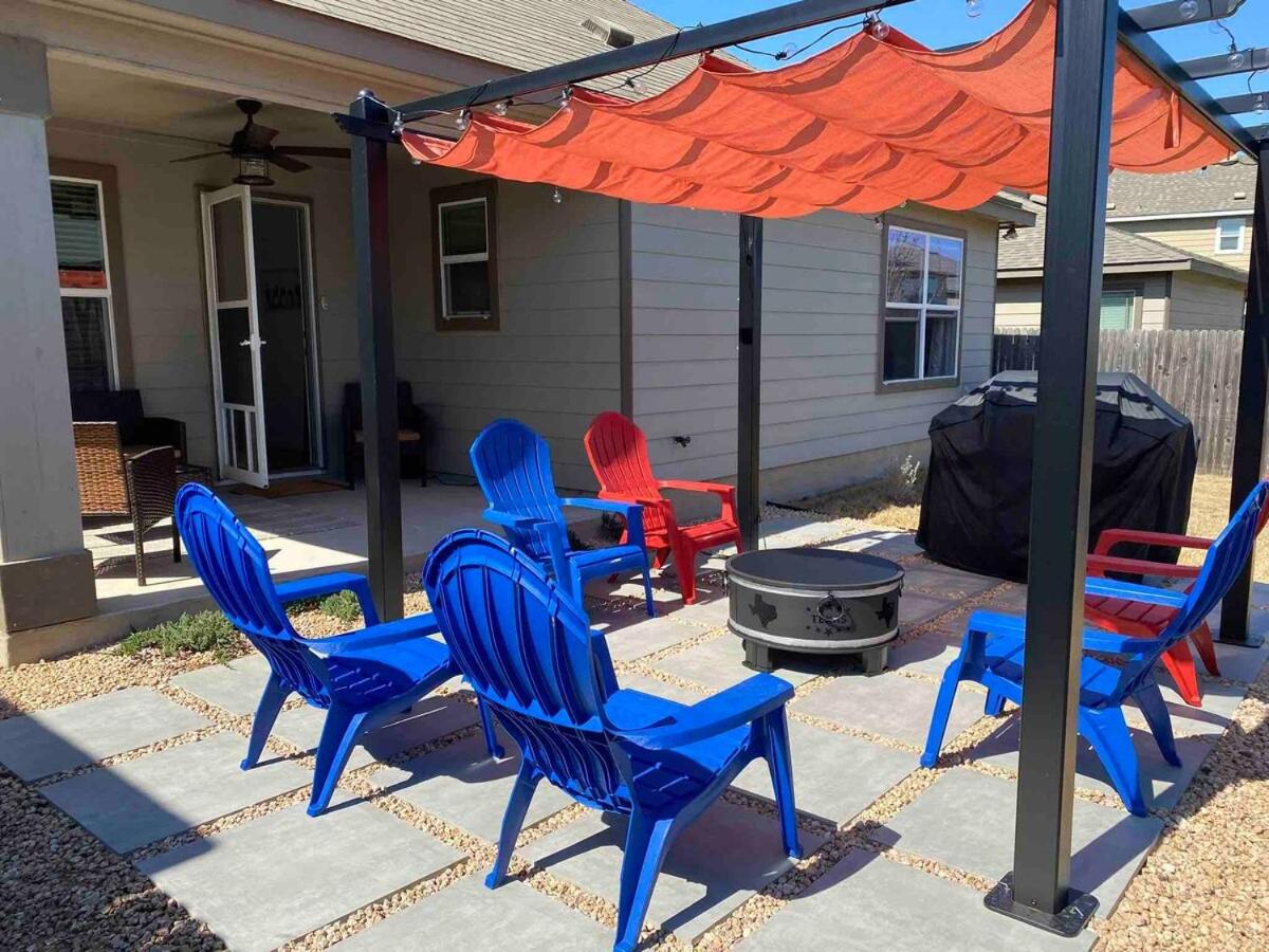 Spacious house with backyard - close to everything - B&B Austin
