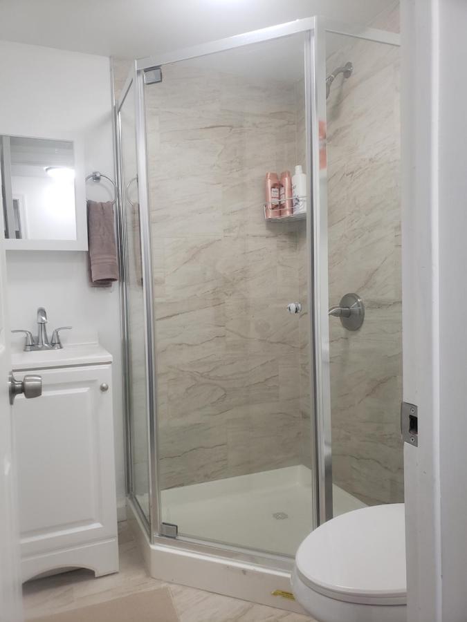 Basement Retreat BY THE AIRPORT - B&B Darby