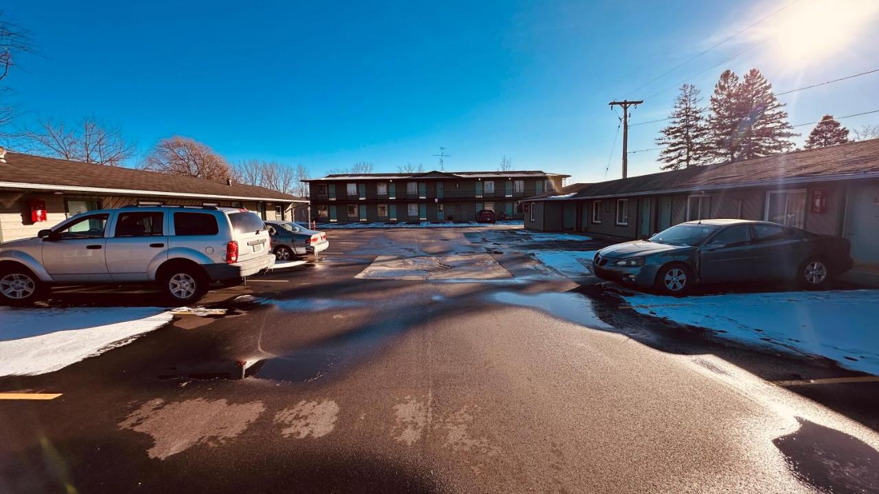 Currys Motel by OYO Saginaw MI - B&B