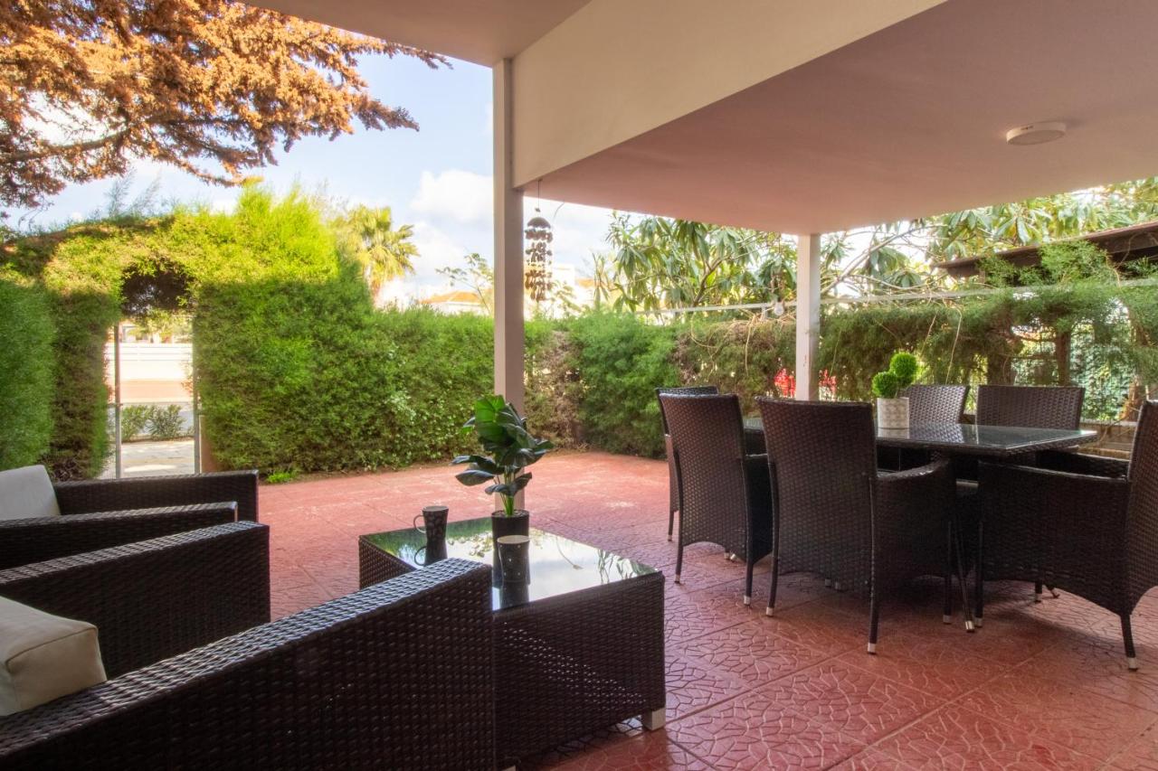 Large Veranda 2BR Walk to Beach - B&B