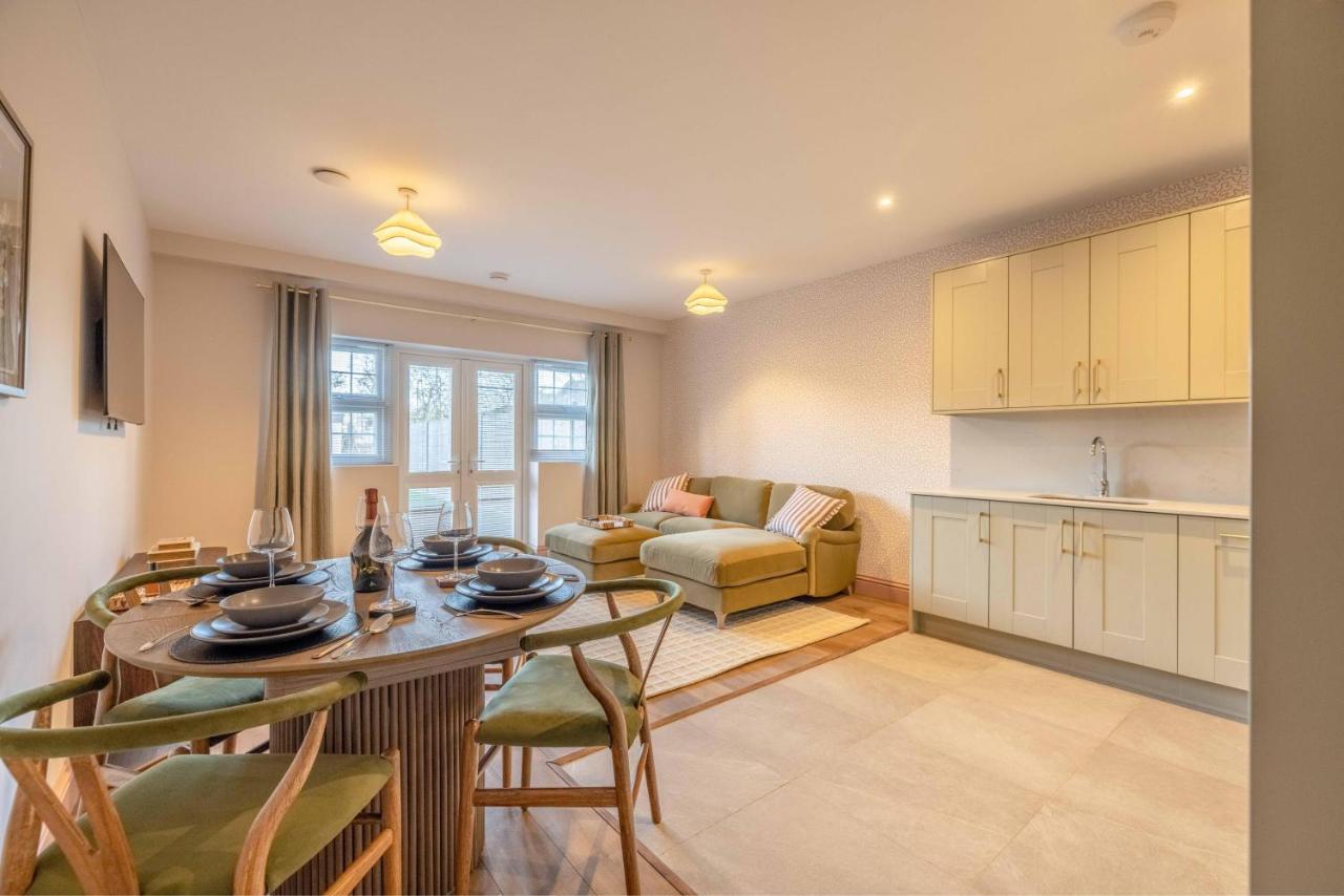 Garden Flat - 2 Bed 2 Bath - Allocated Parking - B&B