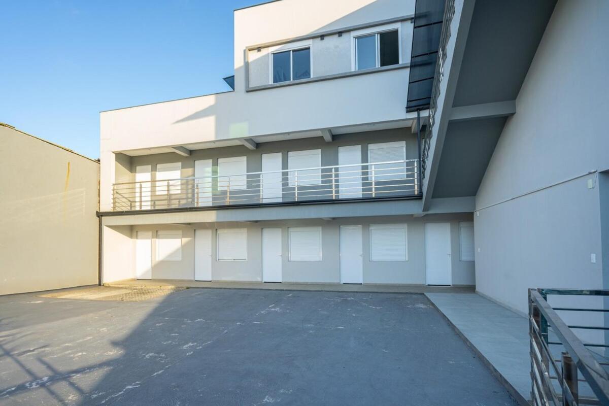 Studio A 350m PRAIA com Garagem privativa Cozinha funcional Ar Condicionado, Wi Fi, Localização estratégica, Centro da cidade, perto de tudo Reserve agora mesmo - Bed and Breakfast