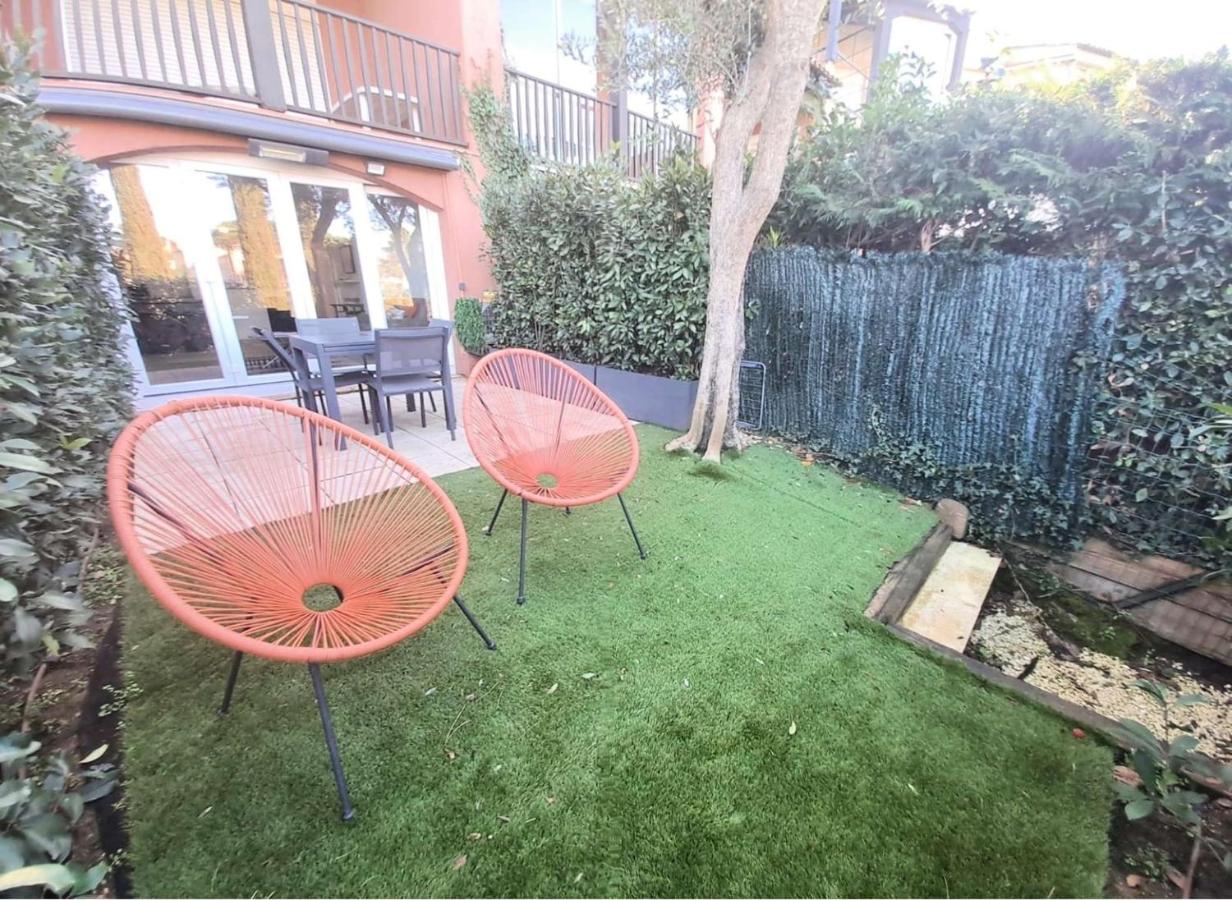 GASBRU - Golfe de St-Tropez - Rez de jardin T2 cabine avec accès plage piscine et tennis - B&B