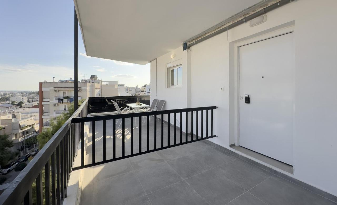 Tompazi modern apt with amazing view in Alimos - B&B