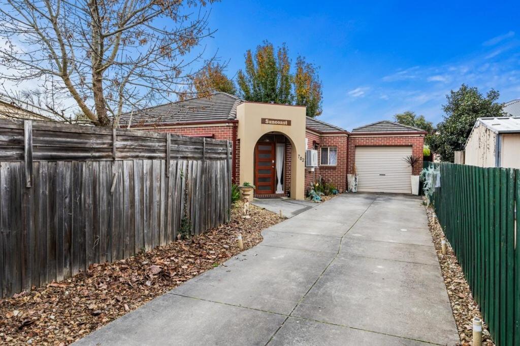 Stylish Home 4mins drive to Sovereign Hill & Lake Wendouree with Free Parking - B&B Ballarat
