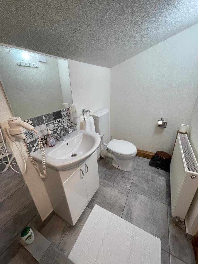 Suite mit Kingsize-Bett und Poolblick