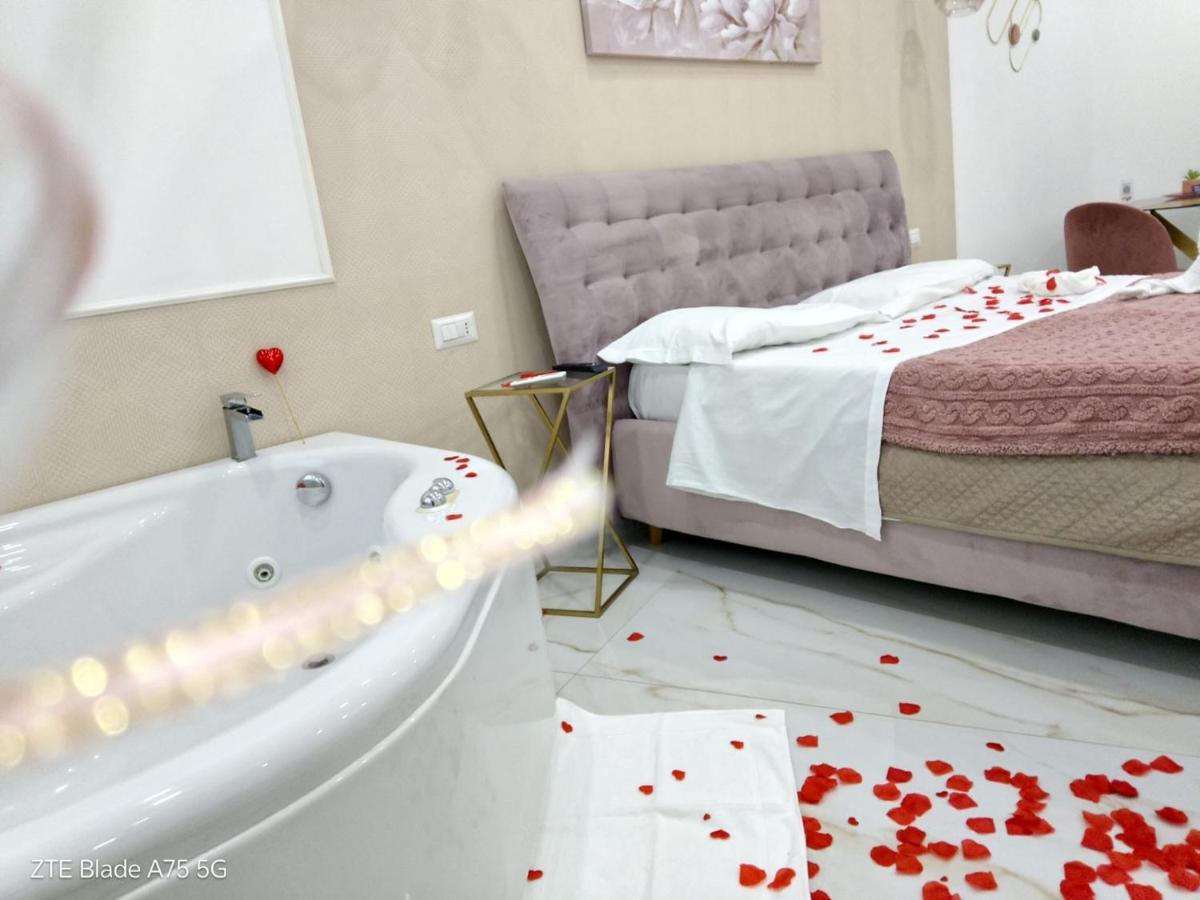 Zimmer mit Kingsize-Bett und Whirlpool