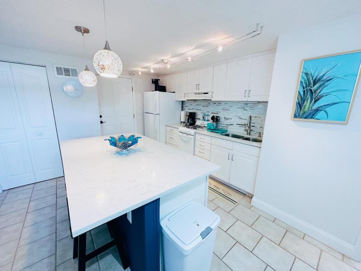 LaLa`s Beachside Getaway! 5 BR, Hammocks, Beach! - Ferienwohnung New Smyrna Beach