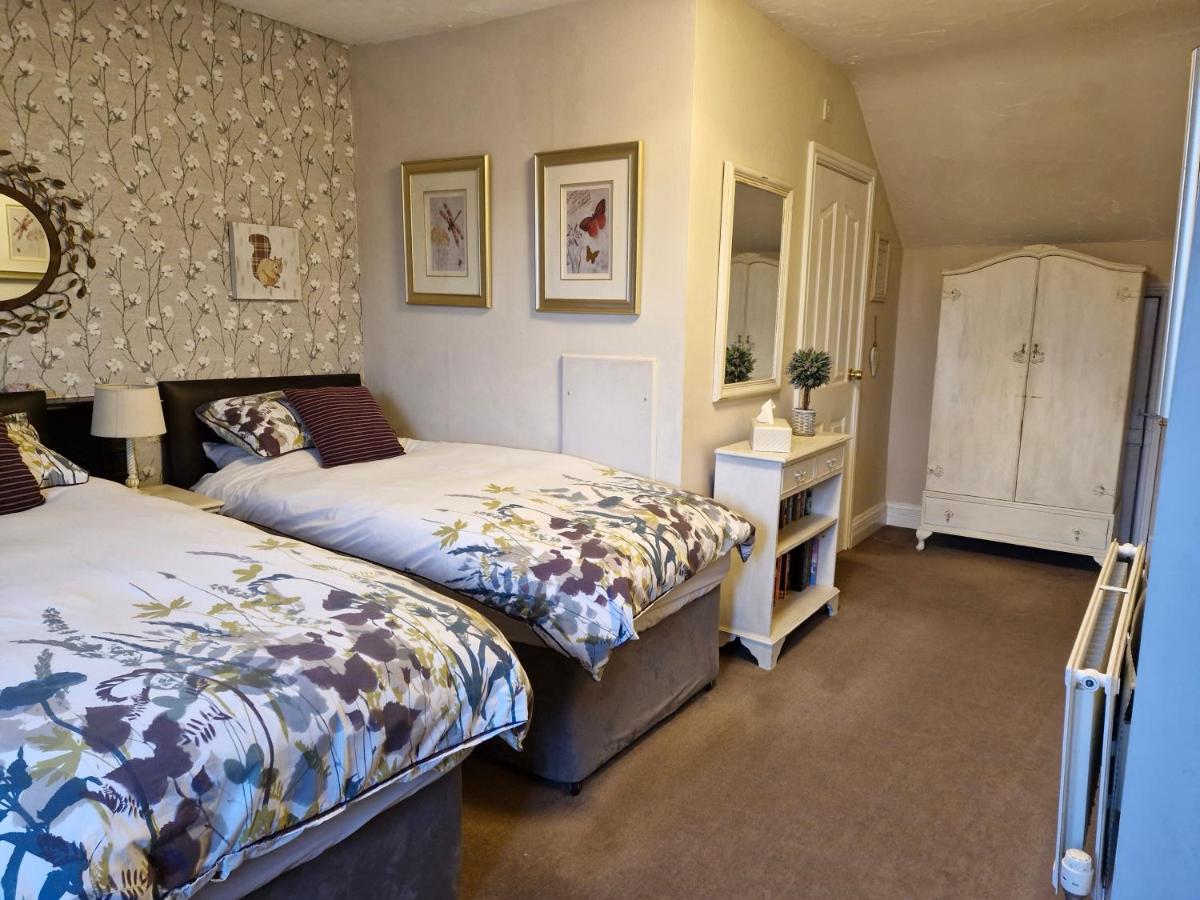 Twin Room with Private Bathroom