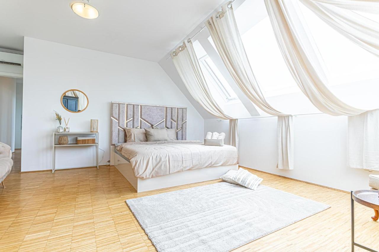 Comfy 3 Bedroom Apartment with Living Room and Balcony near Park - B&B Vienna