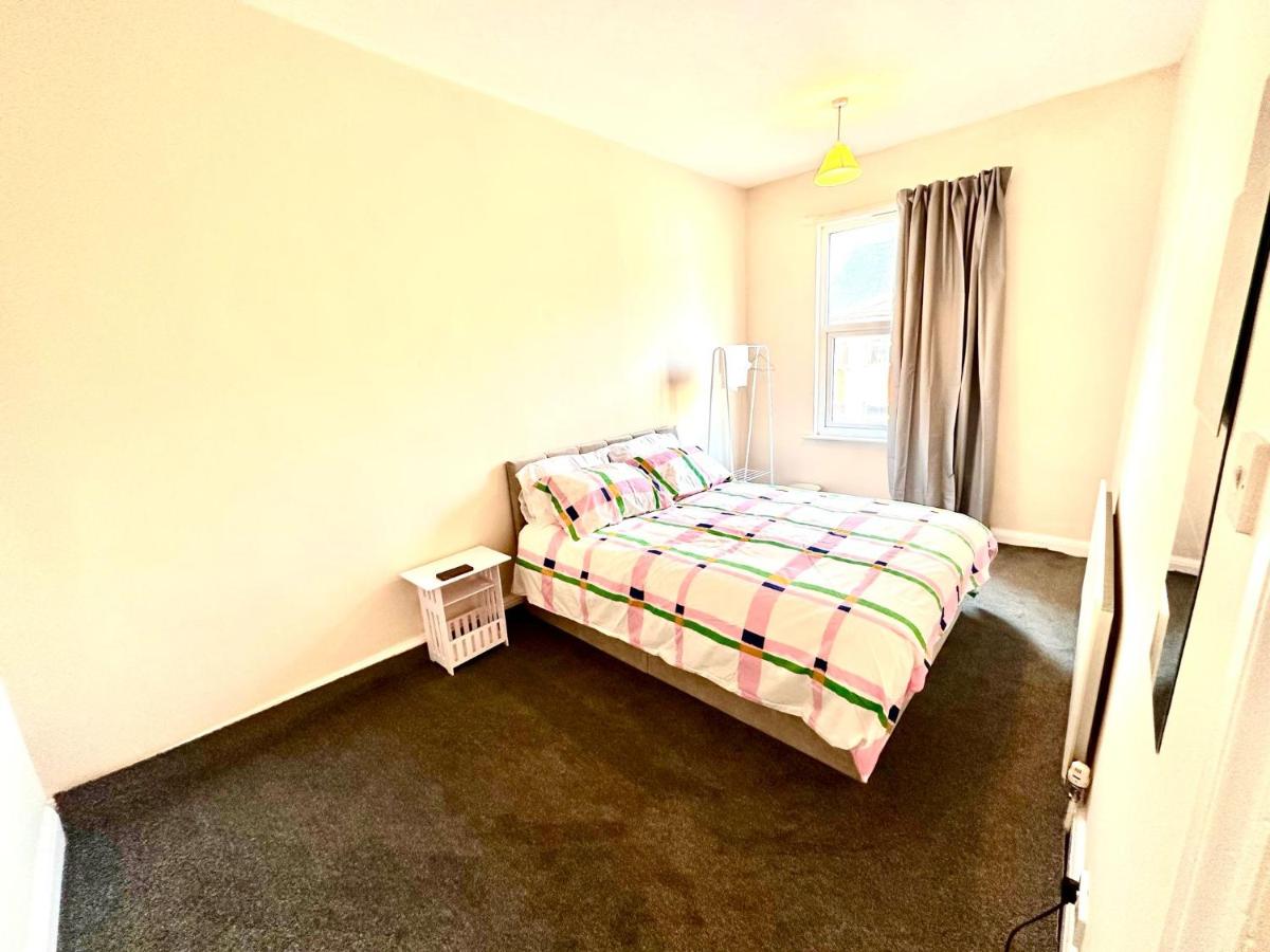 COZY Kingsize bedroom Shared House 3 - Bed and Breakfast
