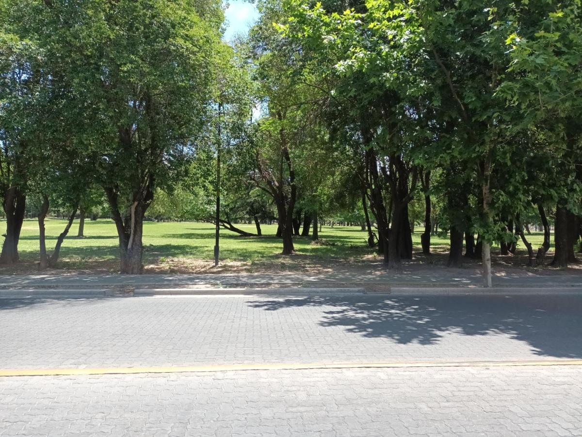 Frente al Parque San Martín - B&B Mendoza