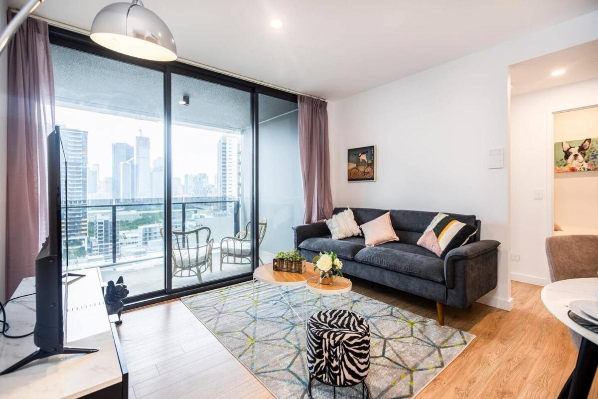 2BR, 1BA Apt with Balcony,Pool,Gym,Sauna & Parking - B&B