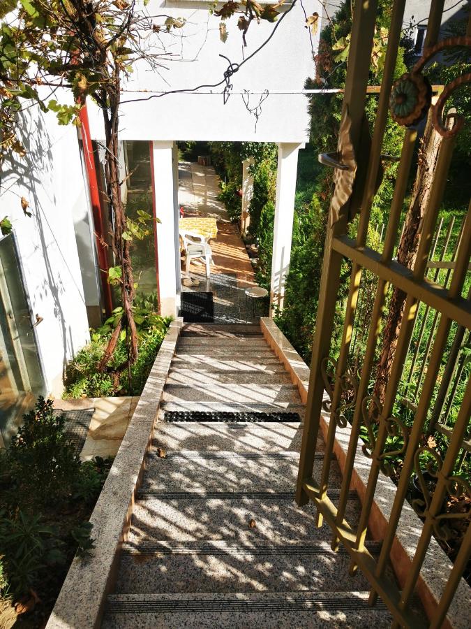 2 BDR Family Apartment In Sarajevo - Free Parking - Bed and Breakfast Sarajevo