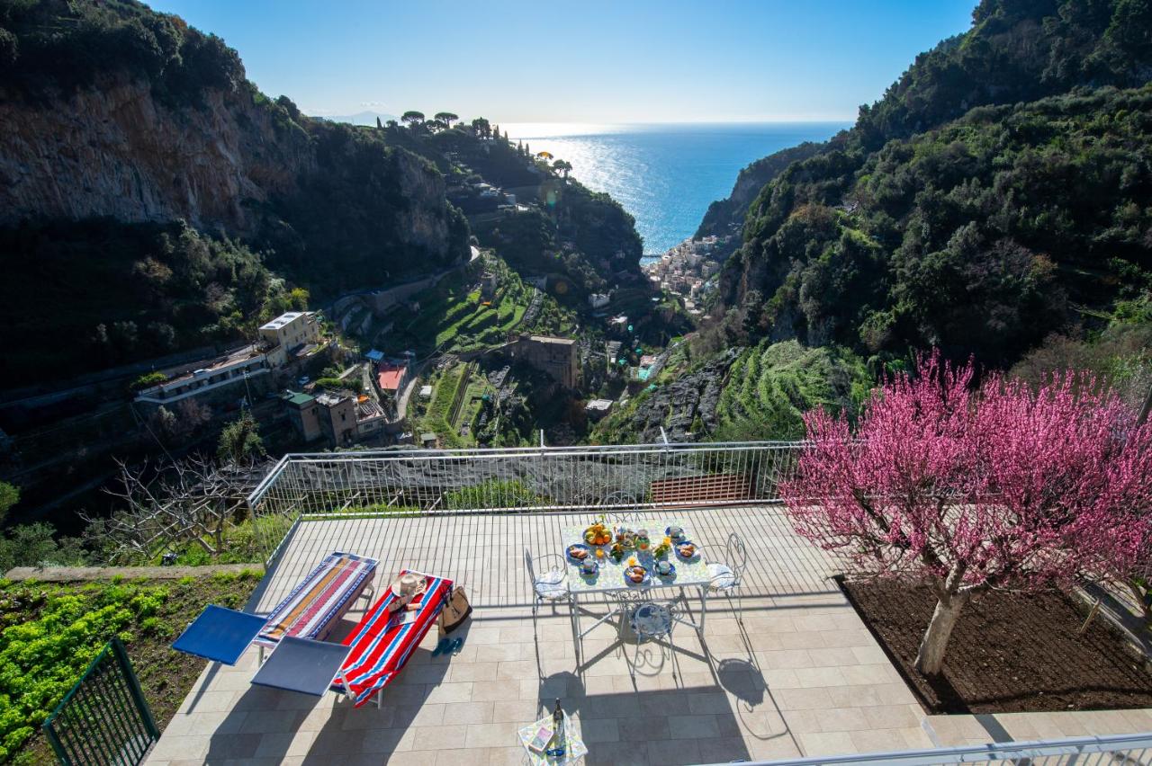 Terrace Belvedere suite- Amalfi coast - free park- Pontone -Scala - B&B Pontone