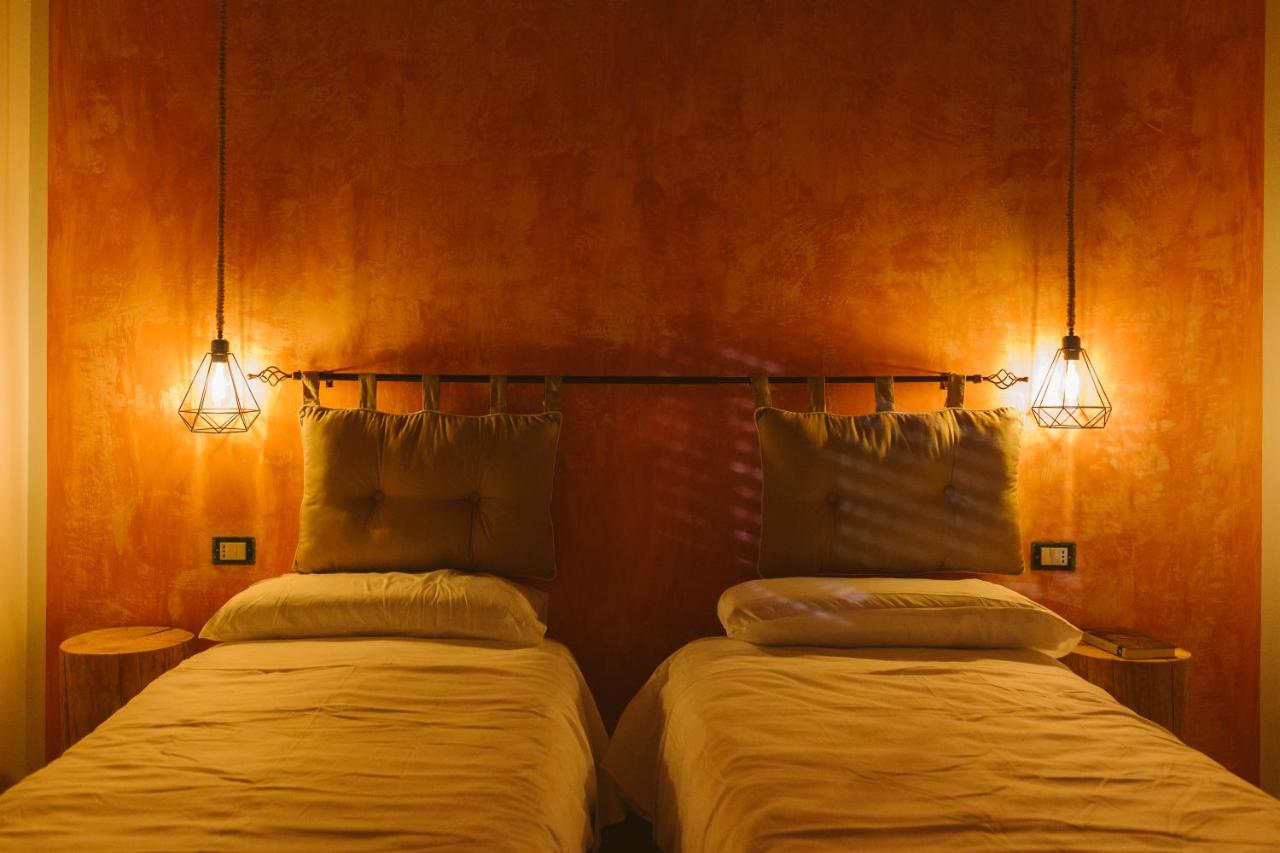 Tweepersoonskamer met 2 Aparte Bedden en Eigen Badkamer