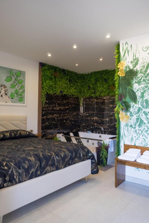 Zimmer mit Kingsize-Bett und Bergblick