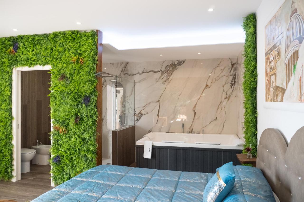 Habitación con cama extragrande y bañera de hidromasaje