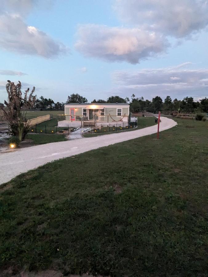 Country Cottage on Lake Manatee - Bed and Breakfast Myakka City