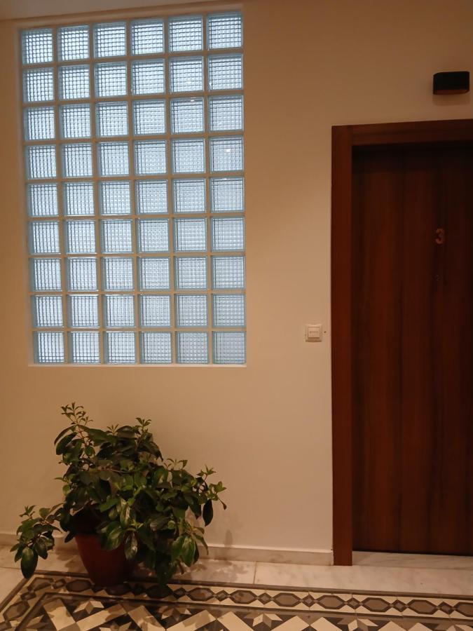 Black Onyx Comfort Suites - Elegant Stay- City Center Next to Airport Bus - B&B Salónica
