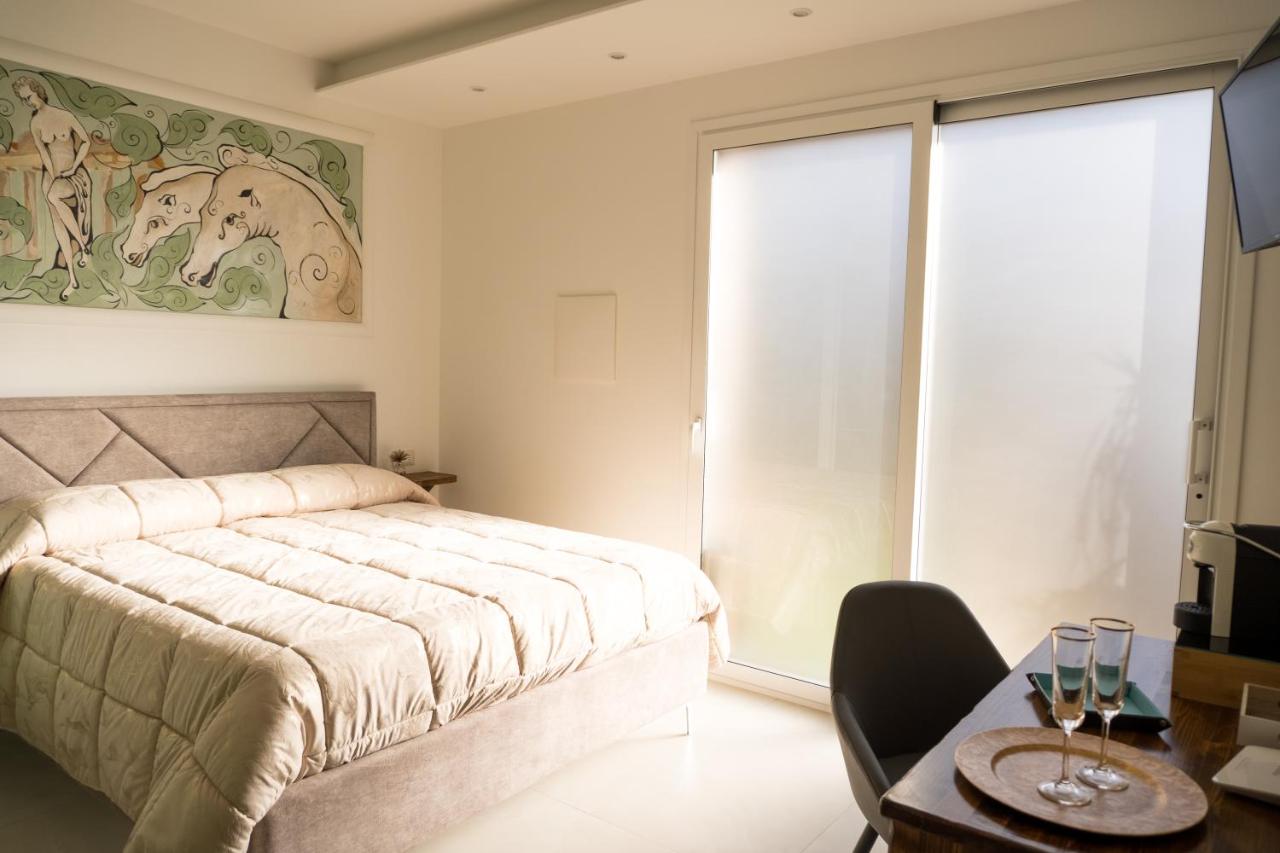 Habitación con cama extragrande y balcón