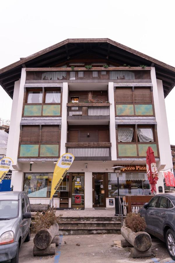 Cortina City Center Alpine Apartment with Private Garage - Ferienwohnung