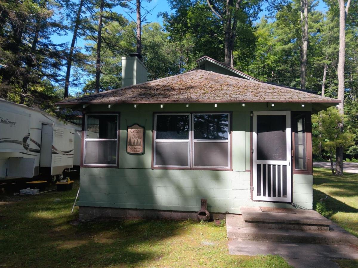 Charming 3 BR Lakefront Cottage - Gateway to Platte Lake & Sleeping Bear Dunes! - Ferienwohnung Honor