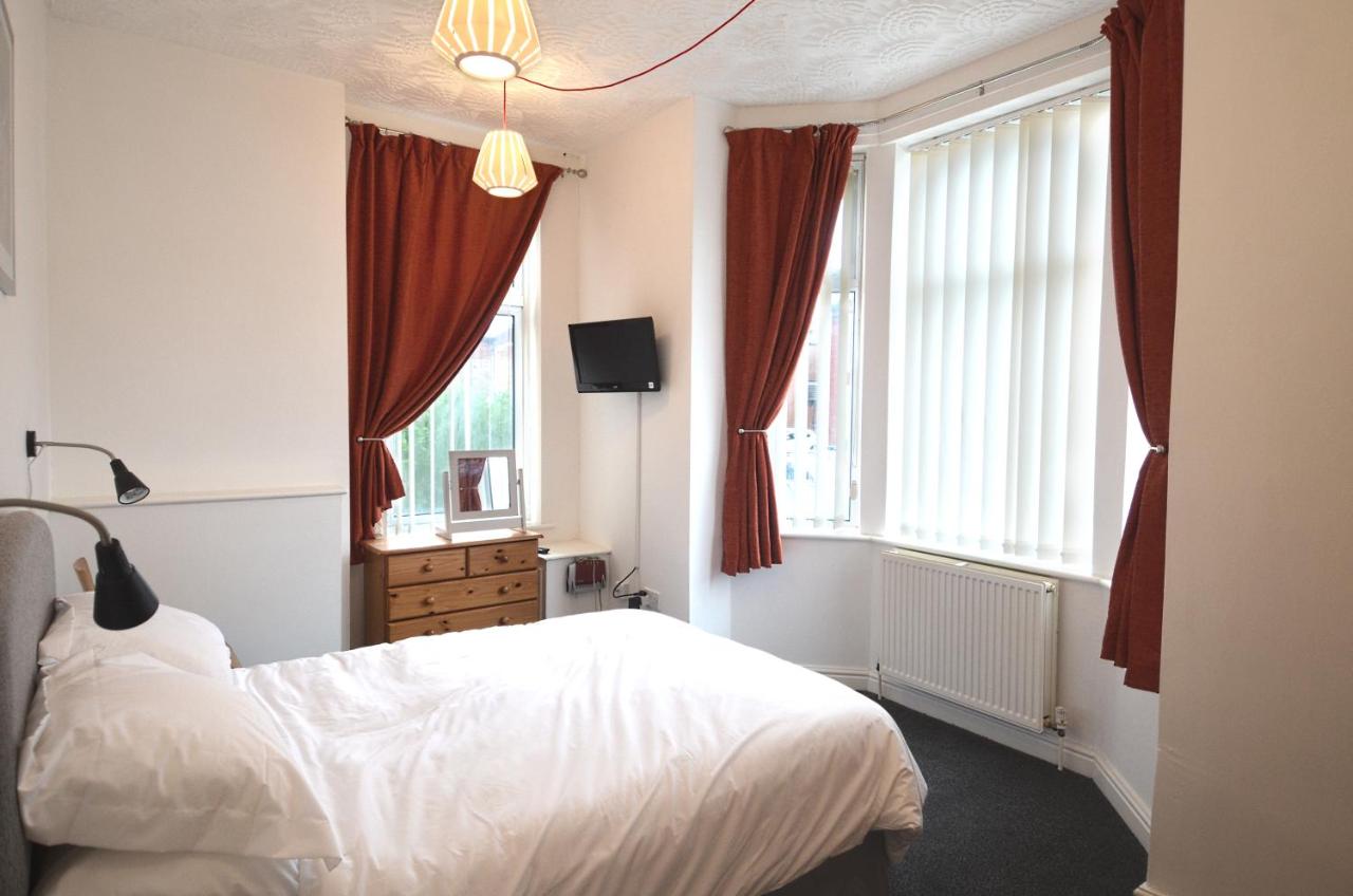 3 Person Apartment with Priv Entrance and Carpark - Bed and Breakfast Stockport