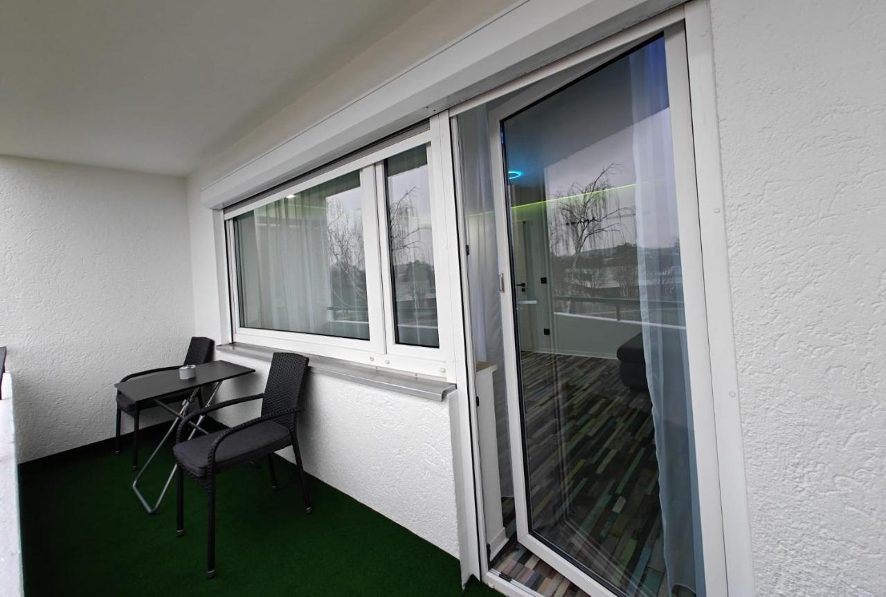 Modern Apartments Neuburg N - NEU - 3 Zimmer, Stellplatz, Top Ausgestattet, Küche, 4 TV, Wi-Fi - Bed and Breakfast
